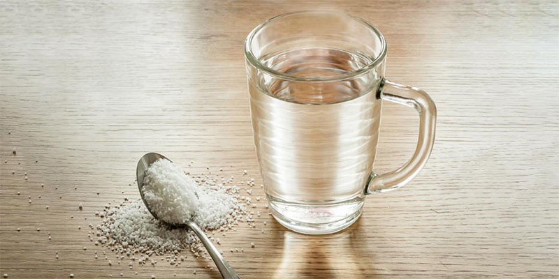 آب نمک برای سلامتی دندان مفید است