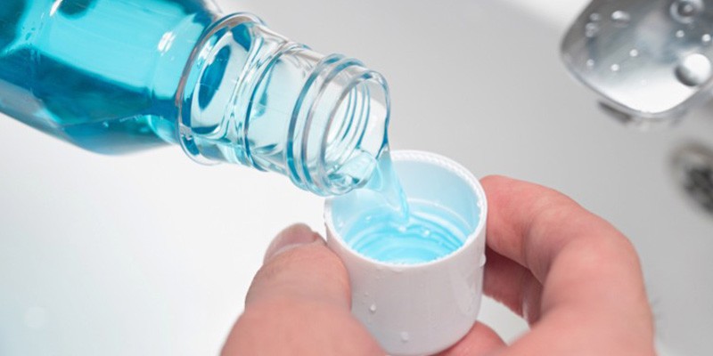 دهانشویه کلرهگزیدین چه ویژگی هایی دارد ؟ 2 بایدها و نبایدهای استفاده از دهانشویه کلرهگزیدین