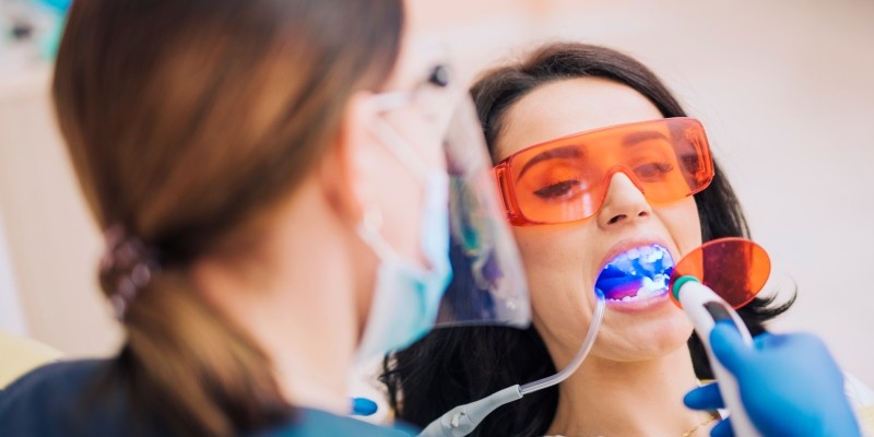 بلیچینگ دندان چگونه انجام میشود ؟